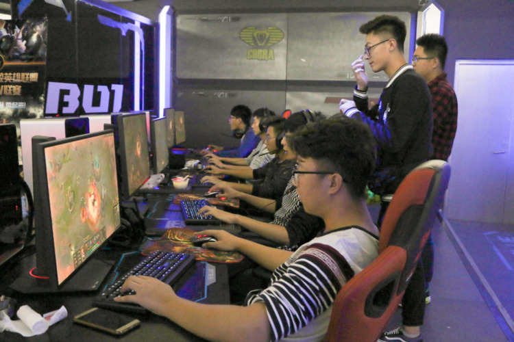 CSGO爱拍原创大赛：精彩瞬间，见证竞技之美！